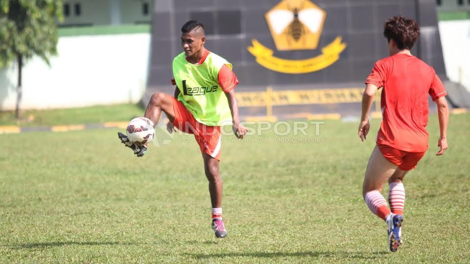 Gelandang Persija Jakarta, Ramdani Lestaluhu (kiri) mengontrol bola.